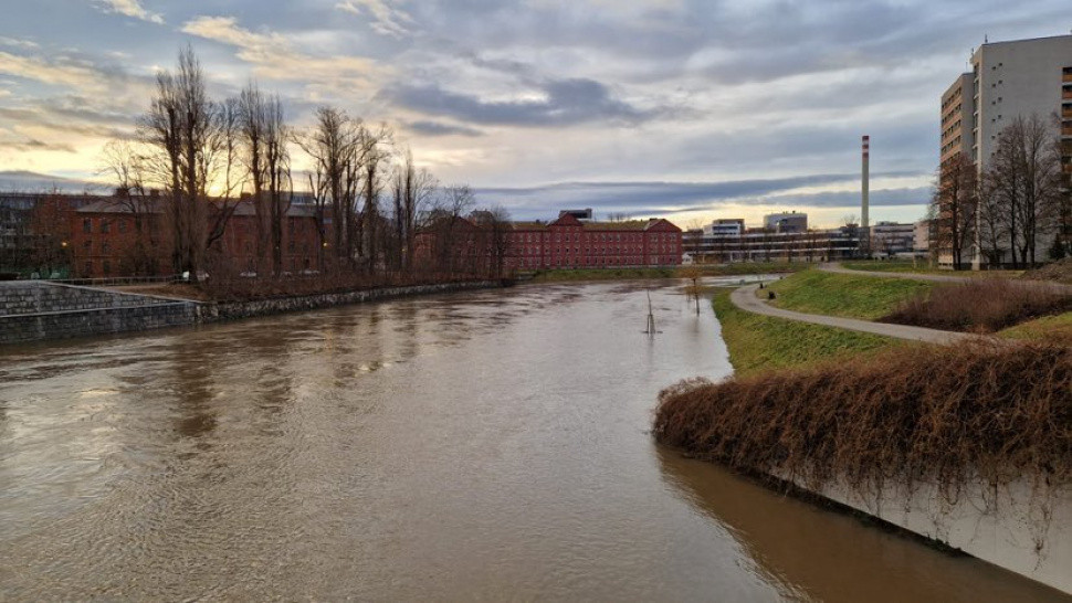 Olomouc vzoruje vodě. Cyklostezka u myší díry je zaplavená, protipovodňová opatření však fungují