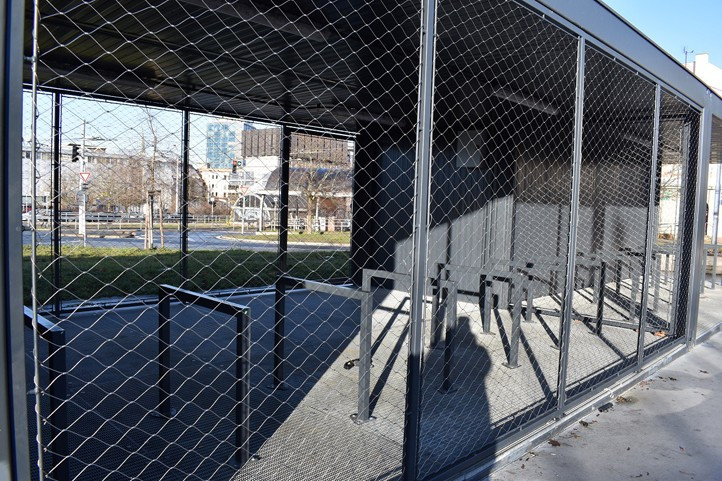 Po více než dvou letech si cyklisté mohou u paluby Hamburk bez starostí odstavit kolo či koloběžku