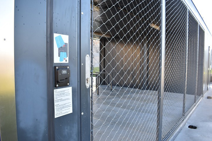 Po více než dvou letech si cyklisté mohou u paluby Hamburk bez starostí odstavit kolo či koloběžku