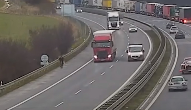 VIDEO: Cyklista děsil řidiče na D1. Podmínečně propuštěný vězeň chtěl dojet z Brna až do Prahy