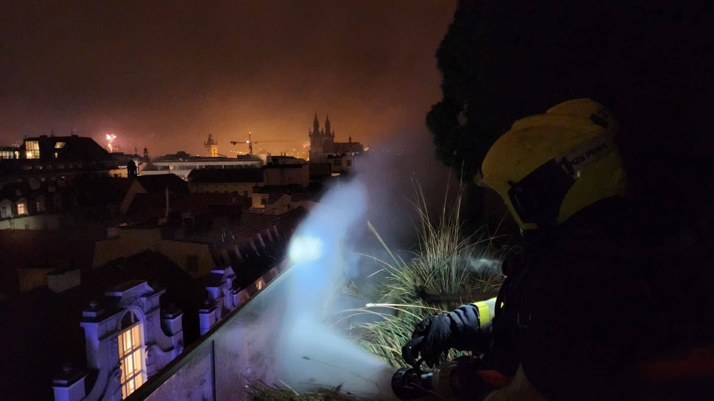 VIDEO: Terasa v plamenech, hořící kontejnery i křoví. Hasiči zasahovali u skoro padesáti požárů souvisejících s pyrotechnikou