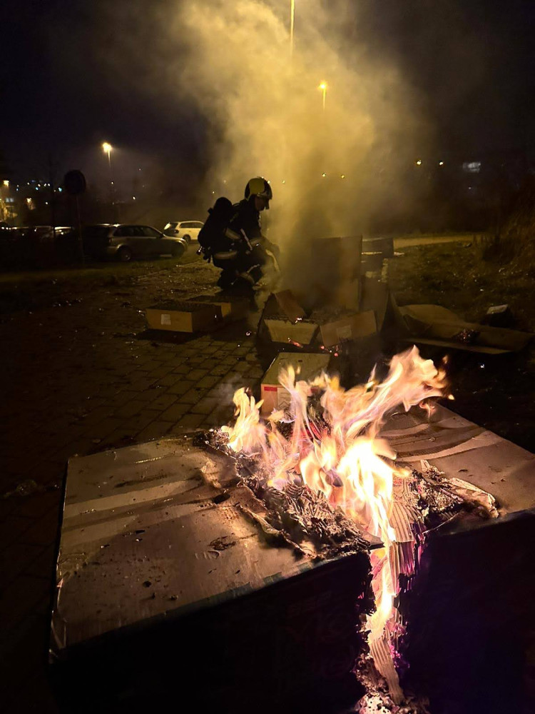 VIDEO: Terasa v plamenech, hořící kontejnery i křoví. Hasiči zasahovali u skoro padesáti požárů souvisejících s pyrotechnikou