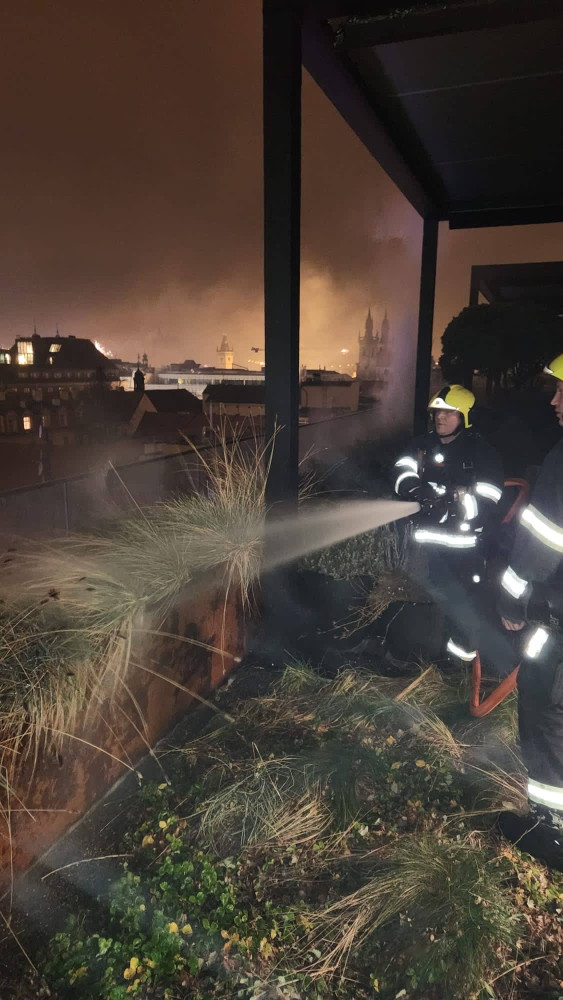 VIDEO: Terasa v plamenech, hořící kontejnery i křoví. Hasiči zasahovali u skoro padesáti požárů souvisejících s pyrotechnikou