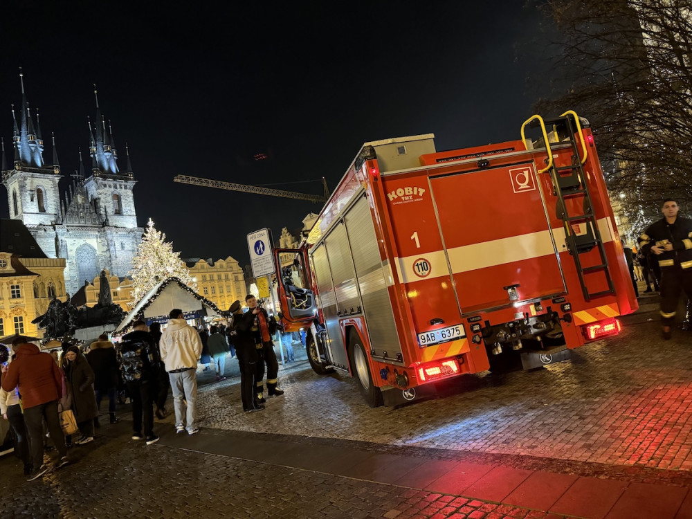 VIDEO: Terasa v plamenech, hořící kontejnery i křoví. Hasiči zasahovali u skoro padesáti požárů souvisejících s pyrotechnikou