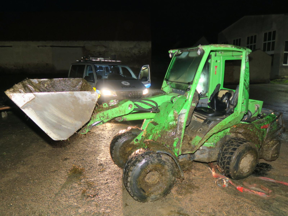 Muž vjel s nakladačem na pole, kde se převrátil. Nehodu nepřežil