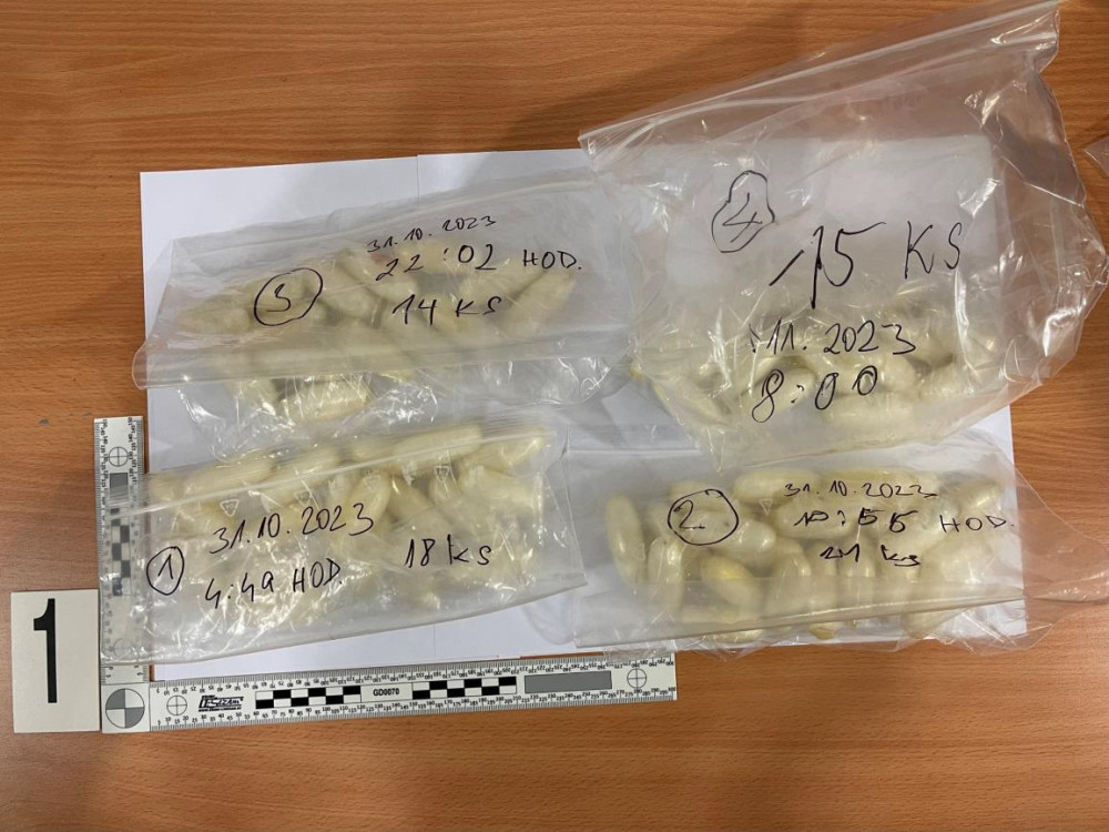 Pašeráci drog si nedají pokoj. Do Prahy kokain vozí i v těle