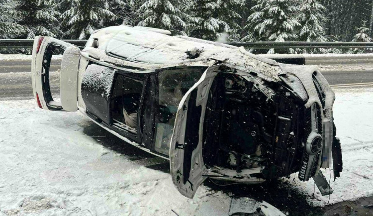 Pětičlenná rodina havarovala na zasněžené vozovce. Auto skončilo na boku