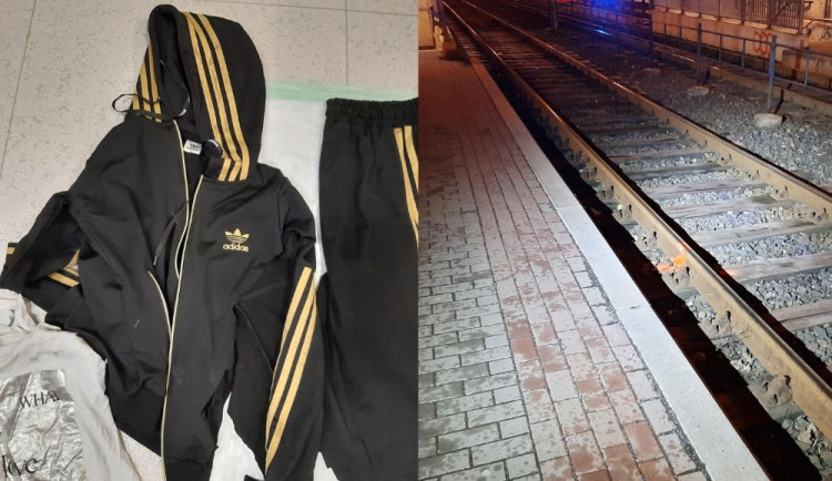 Žena přeskočila zábradlí a vběhla pod šalinu. Leží zraněná v nemocnici a policie pátrá po její totožnosti