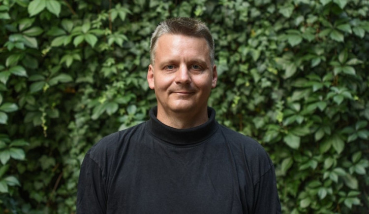 Zemřel doktor teologie Filip Breindl. Lidé ve sbírce pomáhají jeho ženě a třem malým dětem