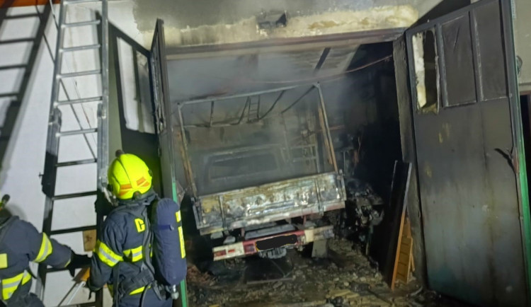 V garáži domu v Českém Dubu hořela dodávka. Jeden člověk se popálil