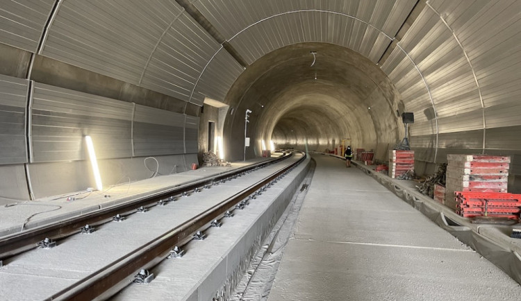 Mladík si krátil cestu chůzí tunelem pro šaliny. Musel se kvůli němu zastavit provoz