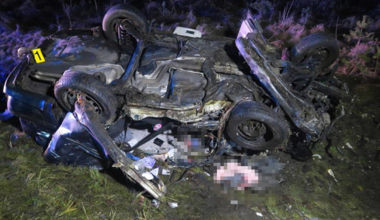 Auto se u Doks čelně střetlo s kamionem. Policisté děkují řidičce, která pomohla těžce zraněnému