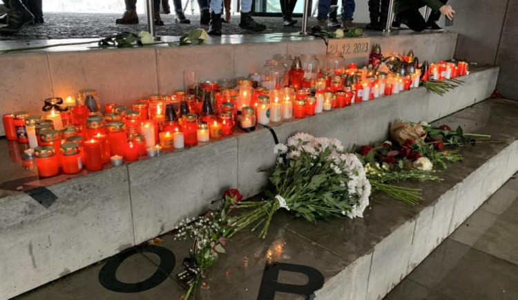 Detektory ani turnikety univerzita zatím neplánuje. Zbrklé kroky by neprospěly, říká rektor