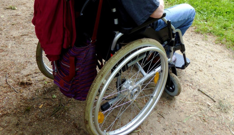 Bezohledný invalida v Brně najížděl svým vozíkem na kolemjdoucí ženy. Jedna před ním utíkala