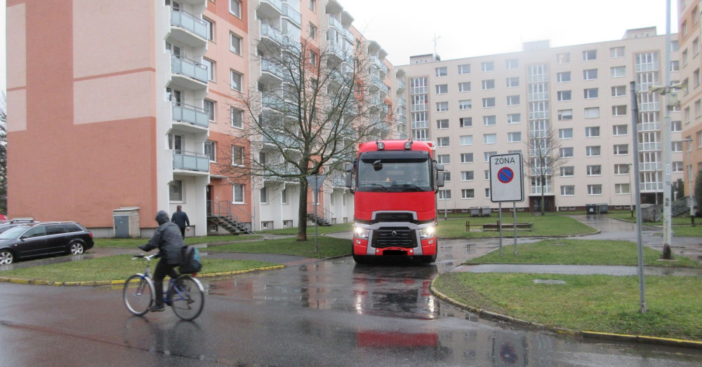 Řidič v kamionu ve Žďáru nacouval do sídliště, poškodil značku a ulámal větve. Nikoho jsem neomezil ani neohrozil, hájí se muž