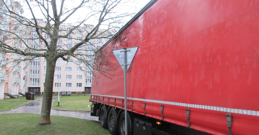 Řidič v kamionu ve Žďáru nacouval do sídliště, poškodil značku a ulámal větve. Nikoho jsem neomezil ani neohrozil, hájí se muž