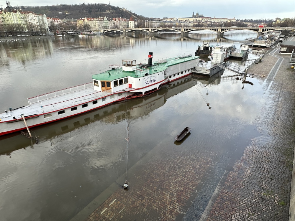 Vltava mírně vytekla ze břehů na náplavku.