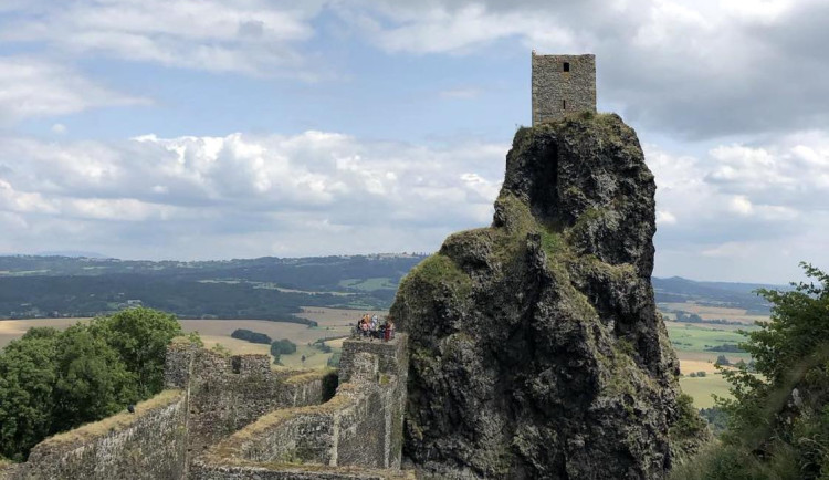 Zákaz dronů nad Troskami. Rušily hnízdící sokoly