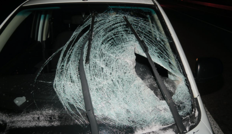 Letící kus ledu rozbil čelní sklo auta a zranil řidičku v něm. Ta skončila v nemocnici