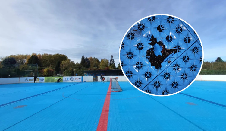 Zničený povrch hokejbalového hřiště, lidé na něm odpalovali rachejtle