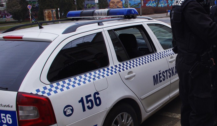 Ženu našli v poledne ležet na autobusové zastávce. Zmohl ji alkohol