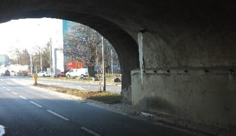 Řidiče ohrožovaly rampouchy visící z mostu. Strážníci je zlikvidovali teleskopickými obušky