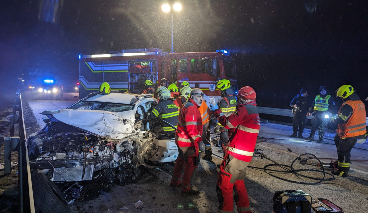 Srážka dvou aut u Hrádku. Jednoho z řidičů hasiči vyprošťovali