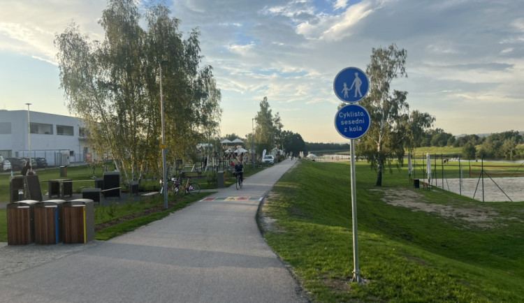 Frekventovaná cyklostezka bude do léta přeložená. U sportovního areálu vznikne parkoviště