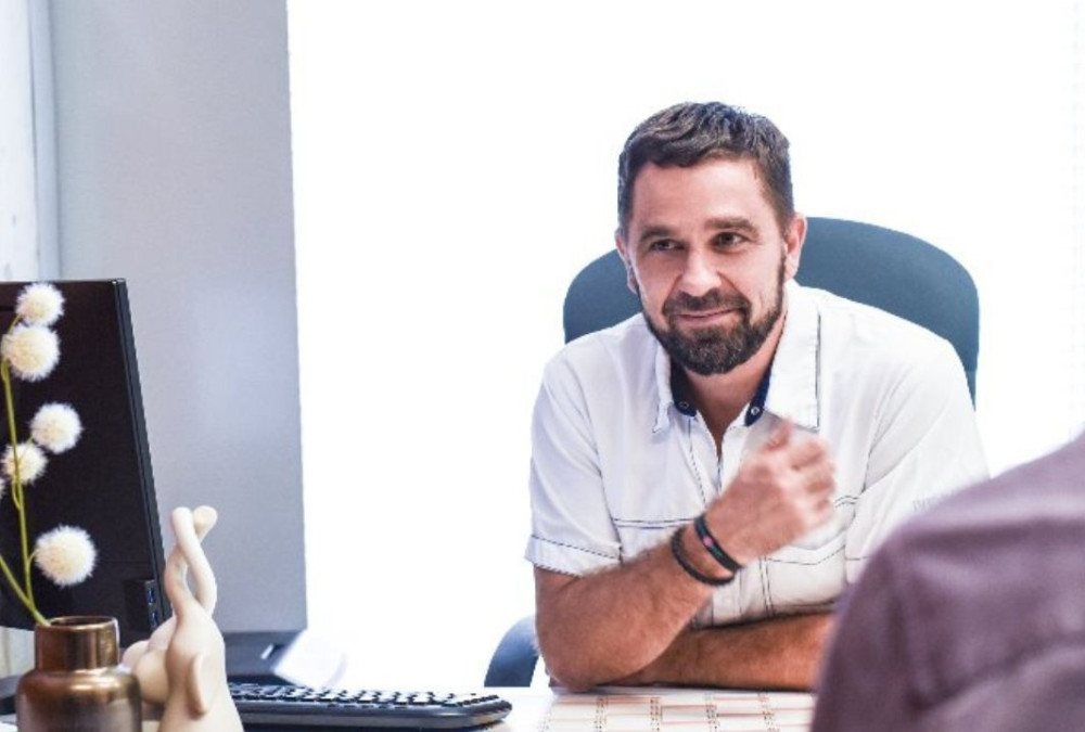 Neplodnost trápí zhruba každý desátý pár. Příčinou bývá věk, říká specialista na umělé oplodnění Štěpán Machač