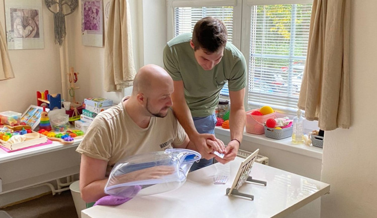 Po měsících v umělém spánku bojuje o nový život. I kvůli svému synovi