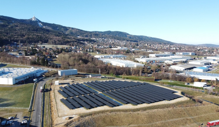 V Liberci vyrostla jedna z největších fotovoltaik v kraji. Elektrárna v areálu Densa je větší než dvě fotbalová hřiště