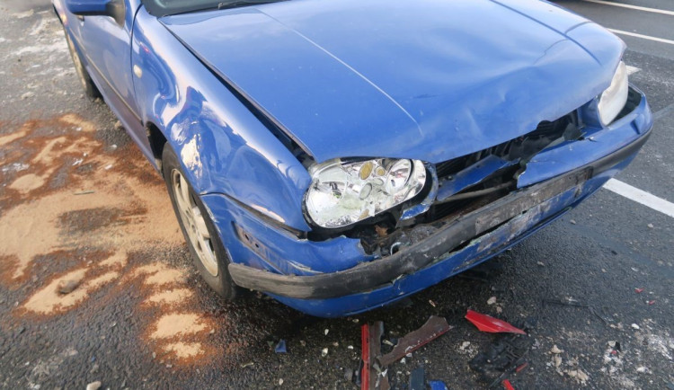 Nedobrzdil a narazil do auta stojícího před přechodem. To porazilo chodkyni