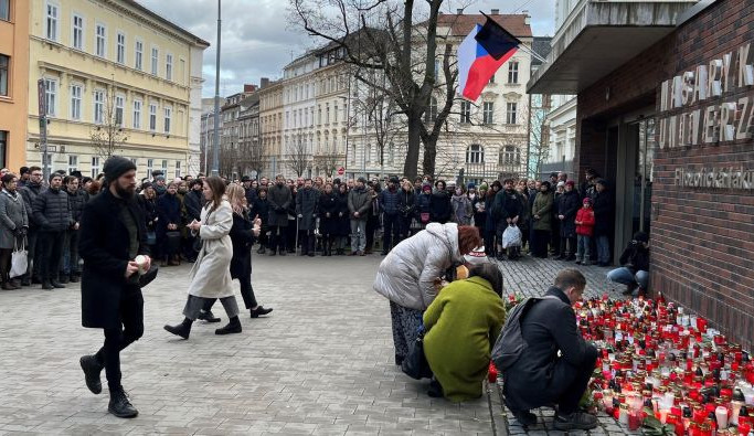 Masarykova Univerzita předá rektorce Univerzity Karlovy šek na milion korun. Do sbírky se zapojilo tisíc lidí