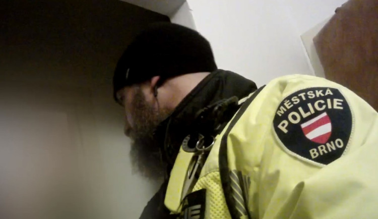 Pětatřicátnice napsala švagrové, že se chce zabít. Ta zavolala strážníky, kteří za ženou v depresi hned vyrazili