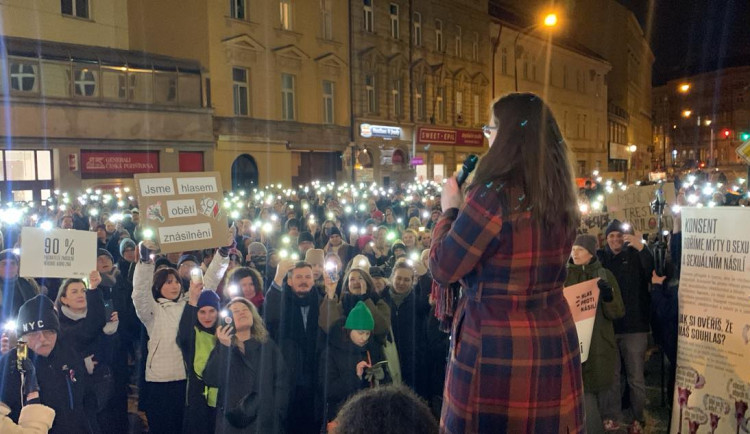 VIDEO: Lidé demonstrují za Aničku, kterou dva roky znásilňoval otec a od soudu odešel s podmínkou