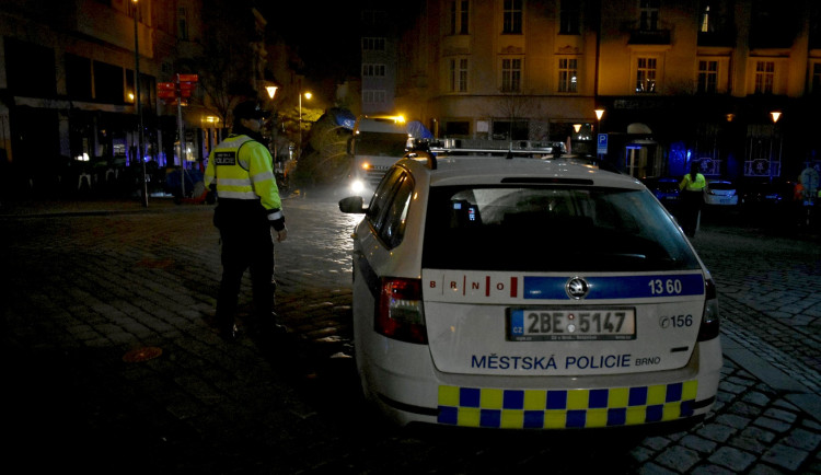 Skupina Brňanů rušila hlasitým zpěvem a hrou na kytaru noční klid v Beethovenově ulici