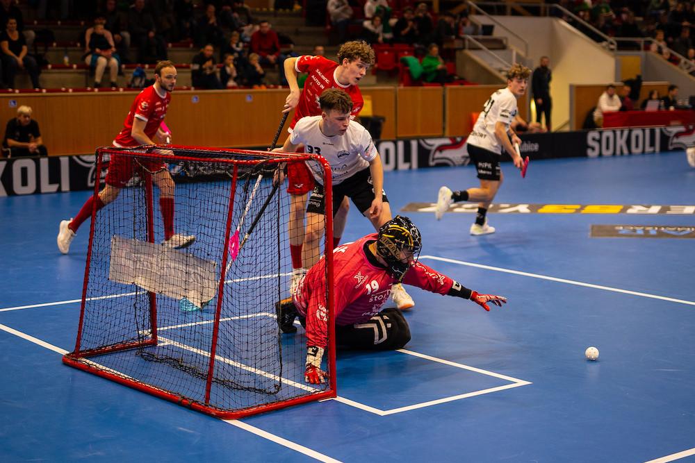 Florbalisté opět zabrali, v Pardubicích vyhráli těsně 5:4