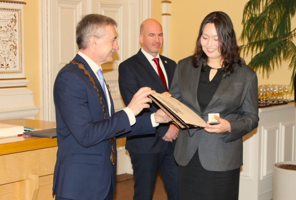 Japonská mistryně světa v hodu oštěpem Kitagučiová převzala pamětní medaili města Domažlice, kde nyní žije