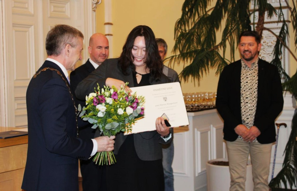 Japonská mistryně světa v hodu oštěpem Kitagučiová převzala pamětní medaili města Domažlice, kde nyní žije