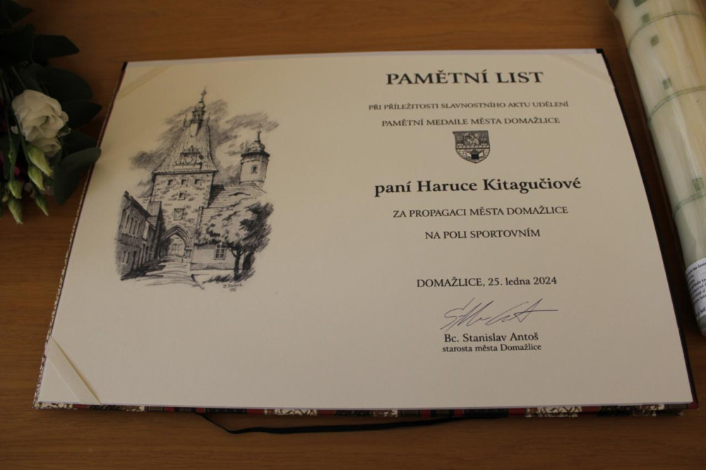 Japonská mistryně světa v hodu oštěpem Kitagučiová převzala pamětní medaili města Domažlice, kde nyní žije