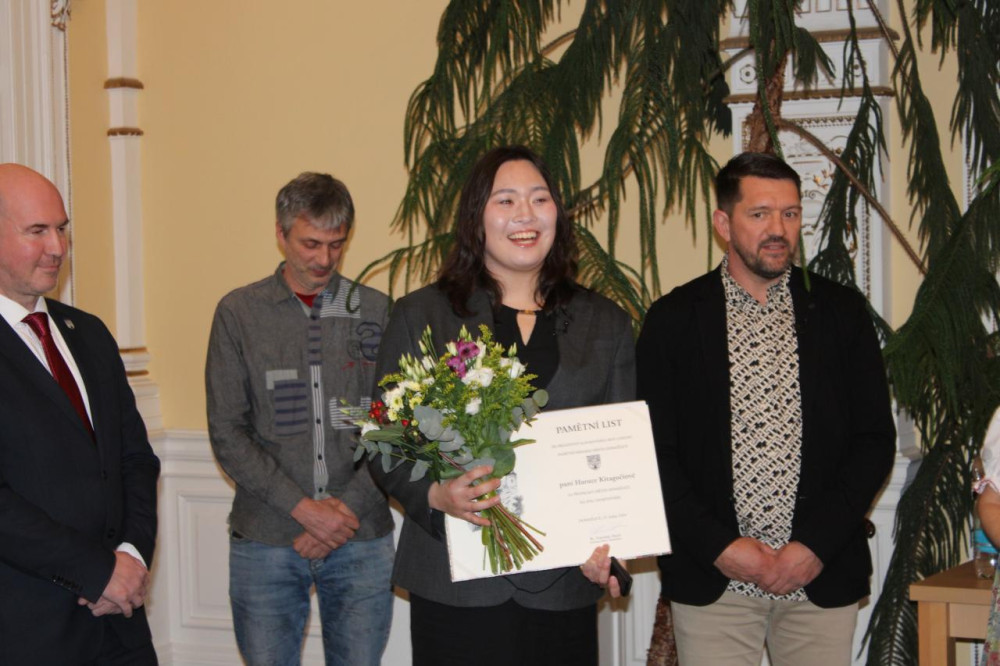 Japonská mistryně světa v hodu oštěpem Kitagučiová převzala pamětní medaili města Domažlice, kde nyní žije