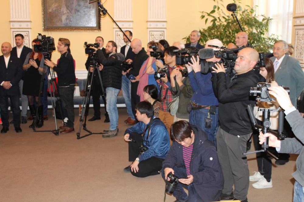Japonská mistryně světa v hodu oštěpem Kitagučiová převzala pamětní medaili města Domažlice, kde nyní žije