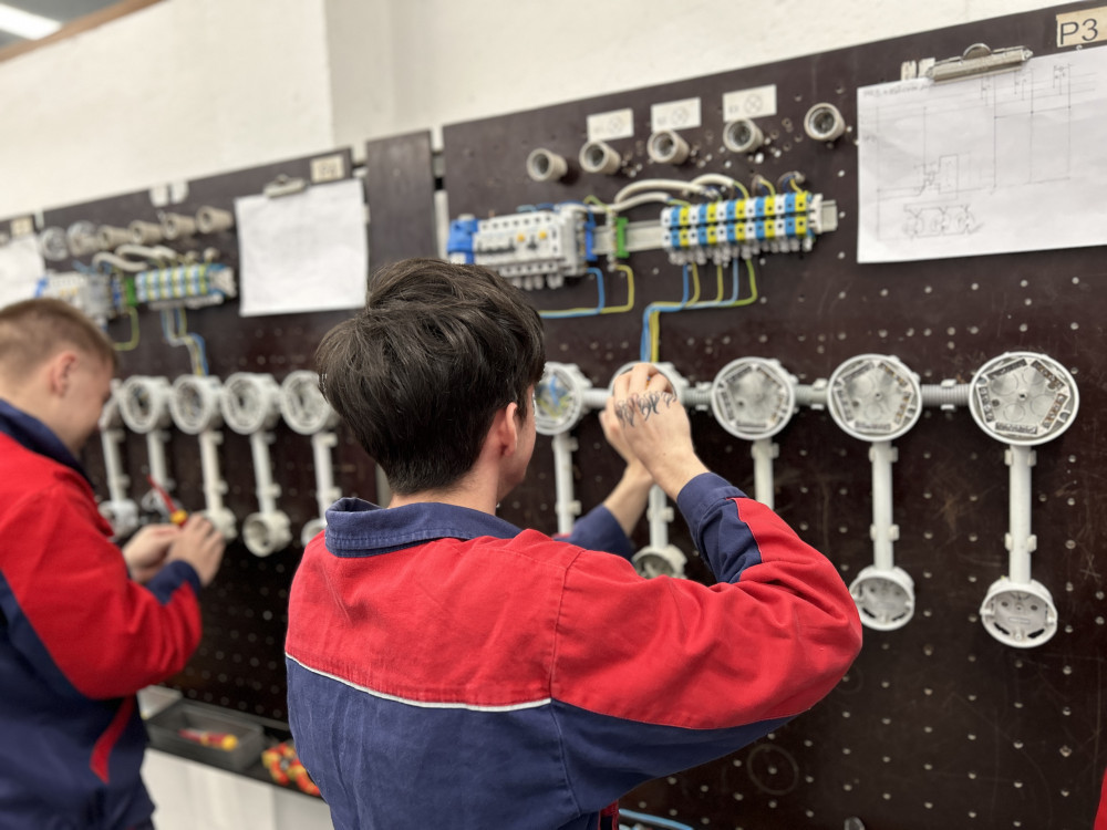 Na trhu mohou chybět elektrikáři, kteří se starají o distribuční síť. EG.D otevírá nové třídy