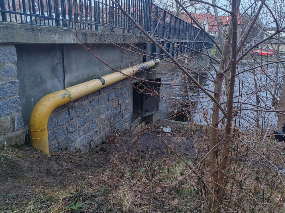 Tři muži umlátili svého kamaráda. Vše pak chtěli zamaskovat požárem