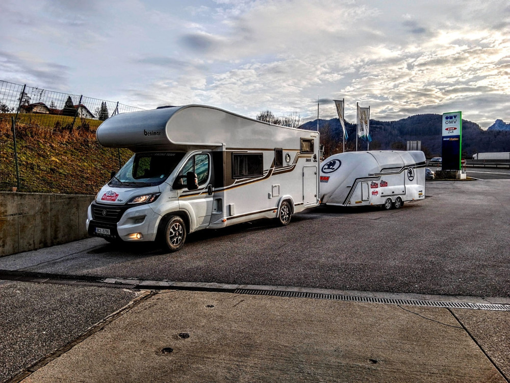 Jihočeská posádka vyrazila na Rallye Monte-Carlo Historique. Zloděj jí v Itálii ukradl obytňák i s vlekem.