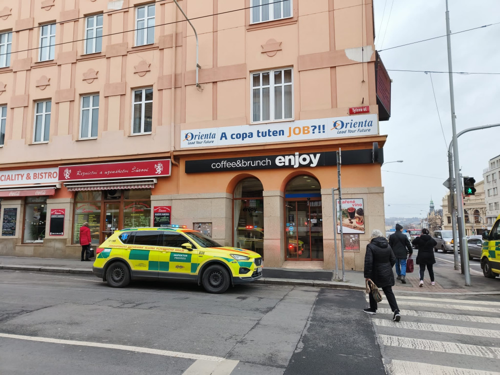 Únik neznámého plynu způsobil komplikace několika osobám v centru Plzně, na místě zasahují záchranáři