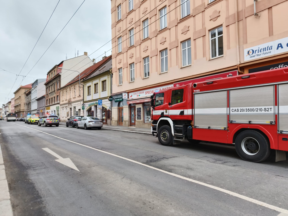 Únik neznámého plynu způsobil komplikace několika osobám v centru Plzně, na místě zasahují záchranáři