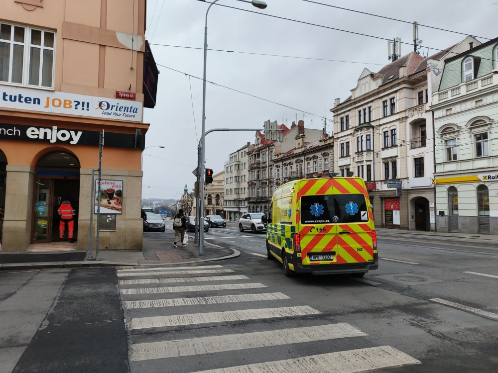 Únik neznámého plynu způsobil komplikace několika osobám v centru Plzně, na místě zasahují záchranáři