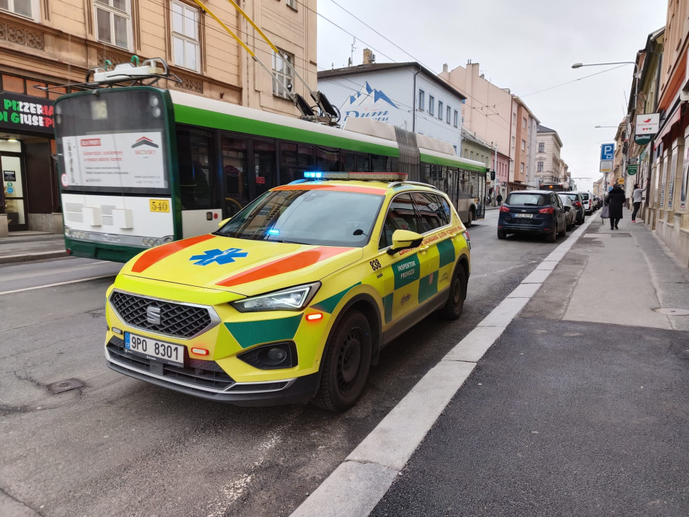 Únik neznámého plynu způsobil komplikace několika osobám v centru Plzně, na místě zasahují záchranáři