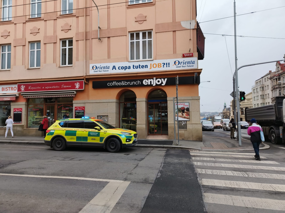 Únik neznámého plynu způsobil komplikace několika osobám v centru Plzně, na místě zasahují záchranáři
